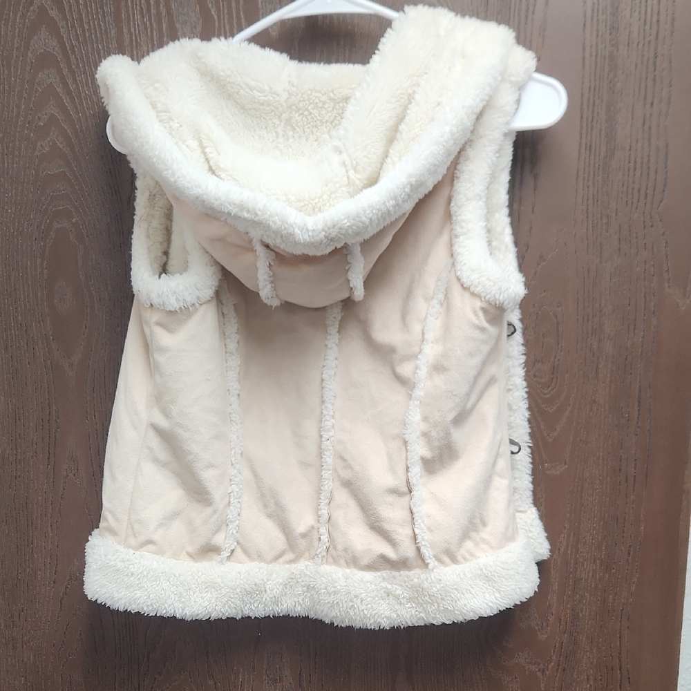 Cozy Cream Fleece Vest with Toggle Closures - Picture 3 of 3